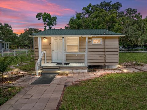 A home in LAKE WALES