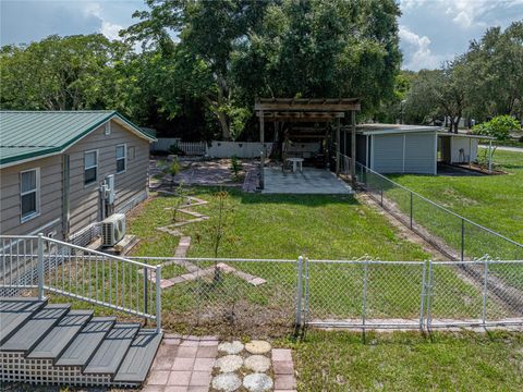 A home in LAKE WALES