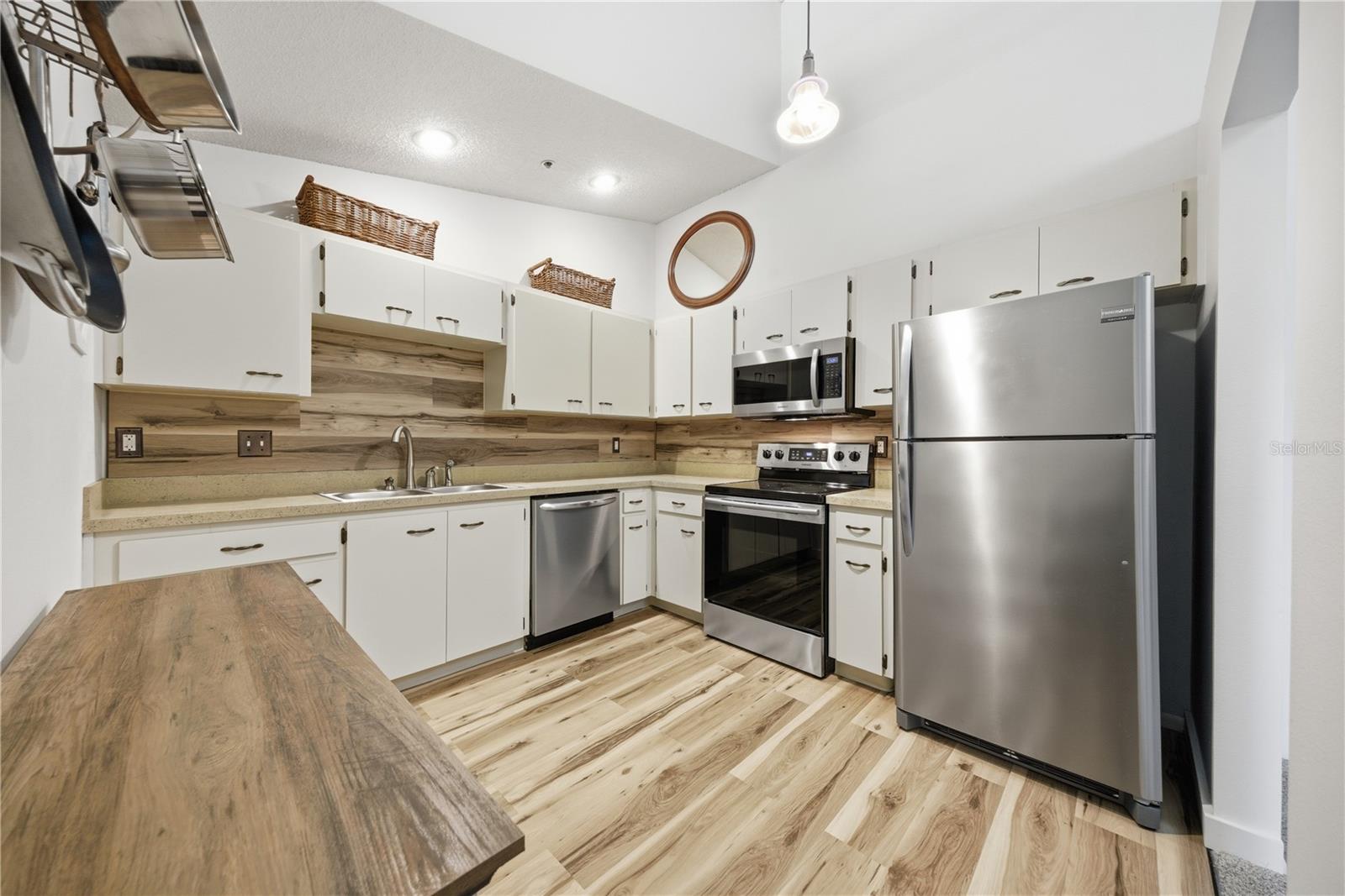 RAINTREE VILLAGE CONDO N - Residential