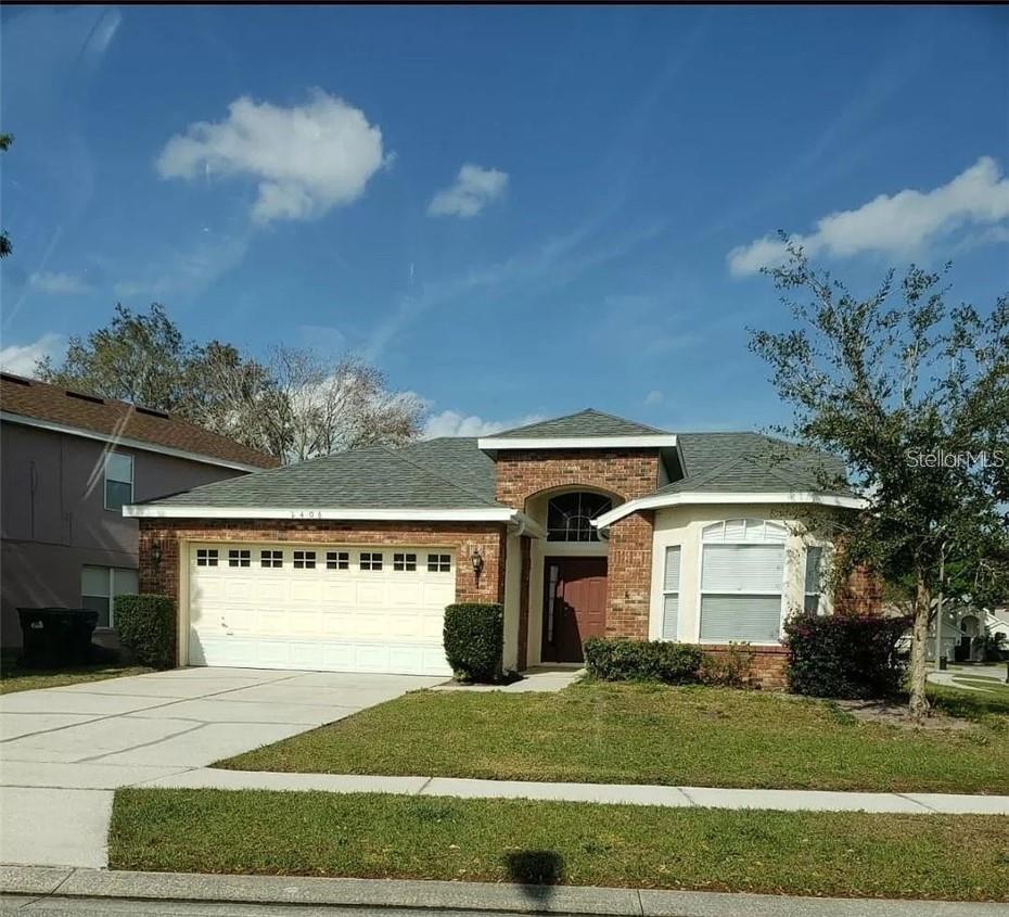 Enjoy living in one of Orlando's most desirable areas. Just 11 miles from the international airport. Close to UCF, The Waterford Town Center, restaurants, and shopping centers. Easy access via Highways 417 and 408. The corner home features an integrated living room, dining room, family room, and kitchen, allowing for gatherings with family and friends. The spacious and comfortable backyard is perfect for enjoying a picnic