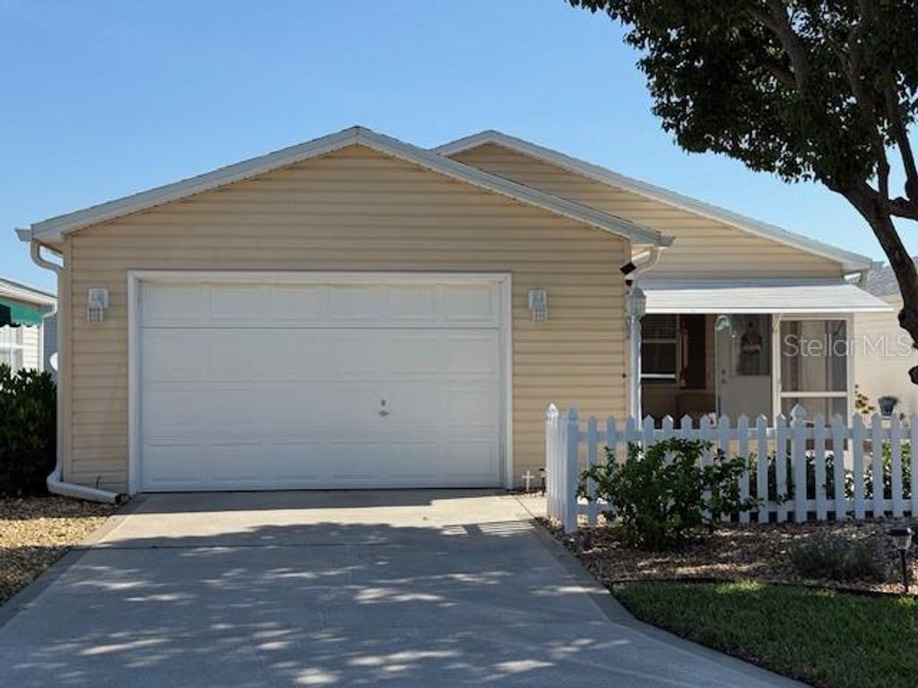Photo of 1403 Espinoza Lane, Lady Lake, FL 32159 (MLS # G5103682)