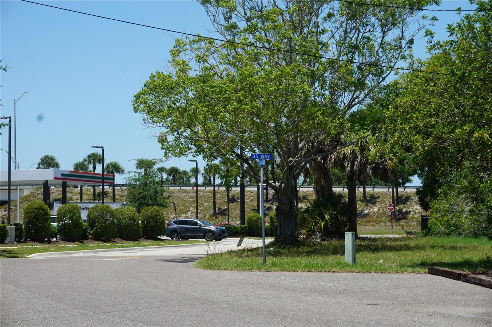 GANBRIDGE HUB - Land