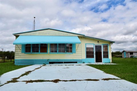 Photo of 1807 E Claradge Avenue, Avon Park, FL 33825 (MLS # L4955496)