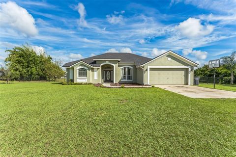 A home in PLANT CITY