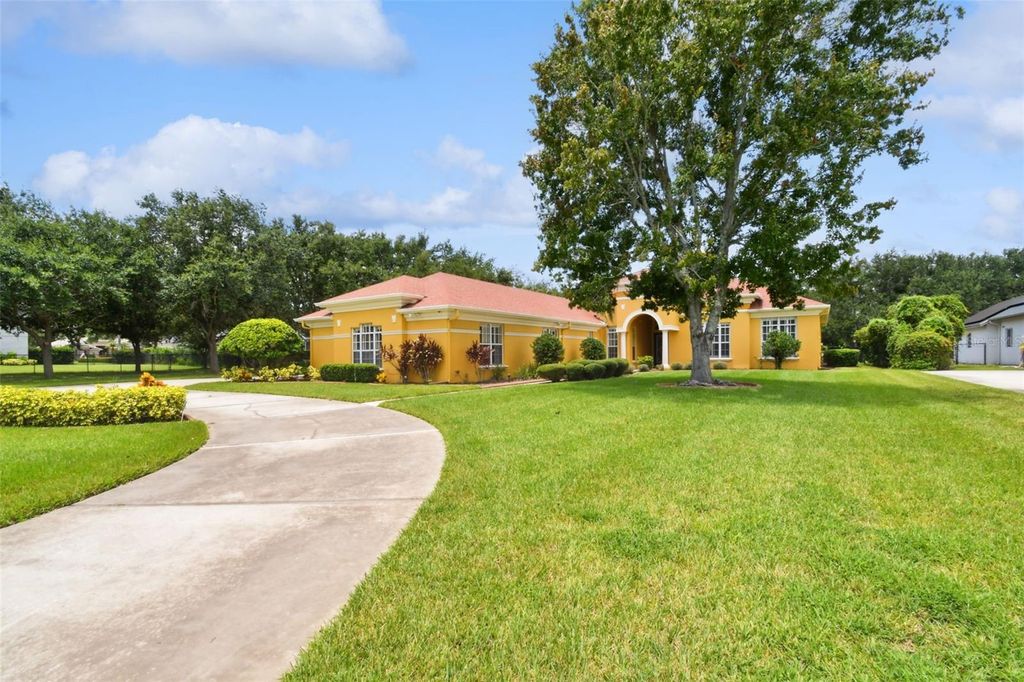 Photo of 5517 Keeler Oak Street, Lithia, FL 33547 (MLS # TB8387893)