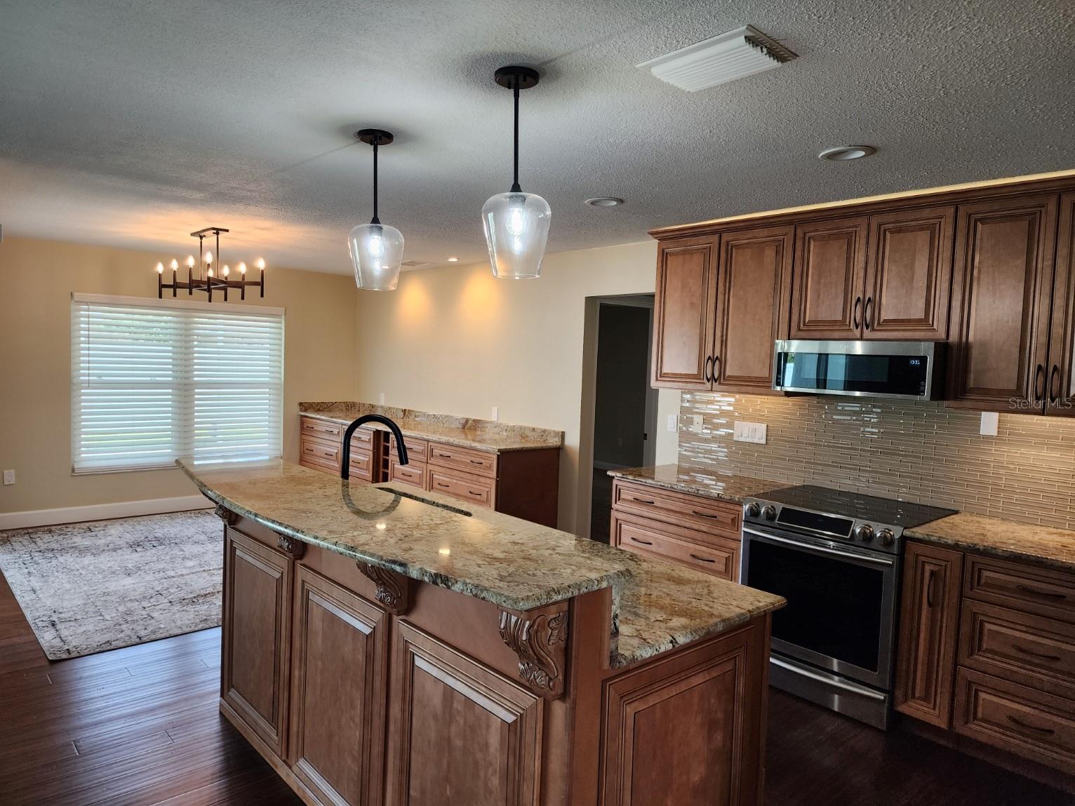 1856 WOODHAVEN CIRCLE