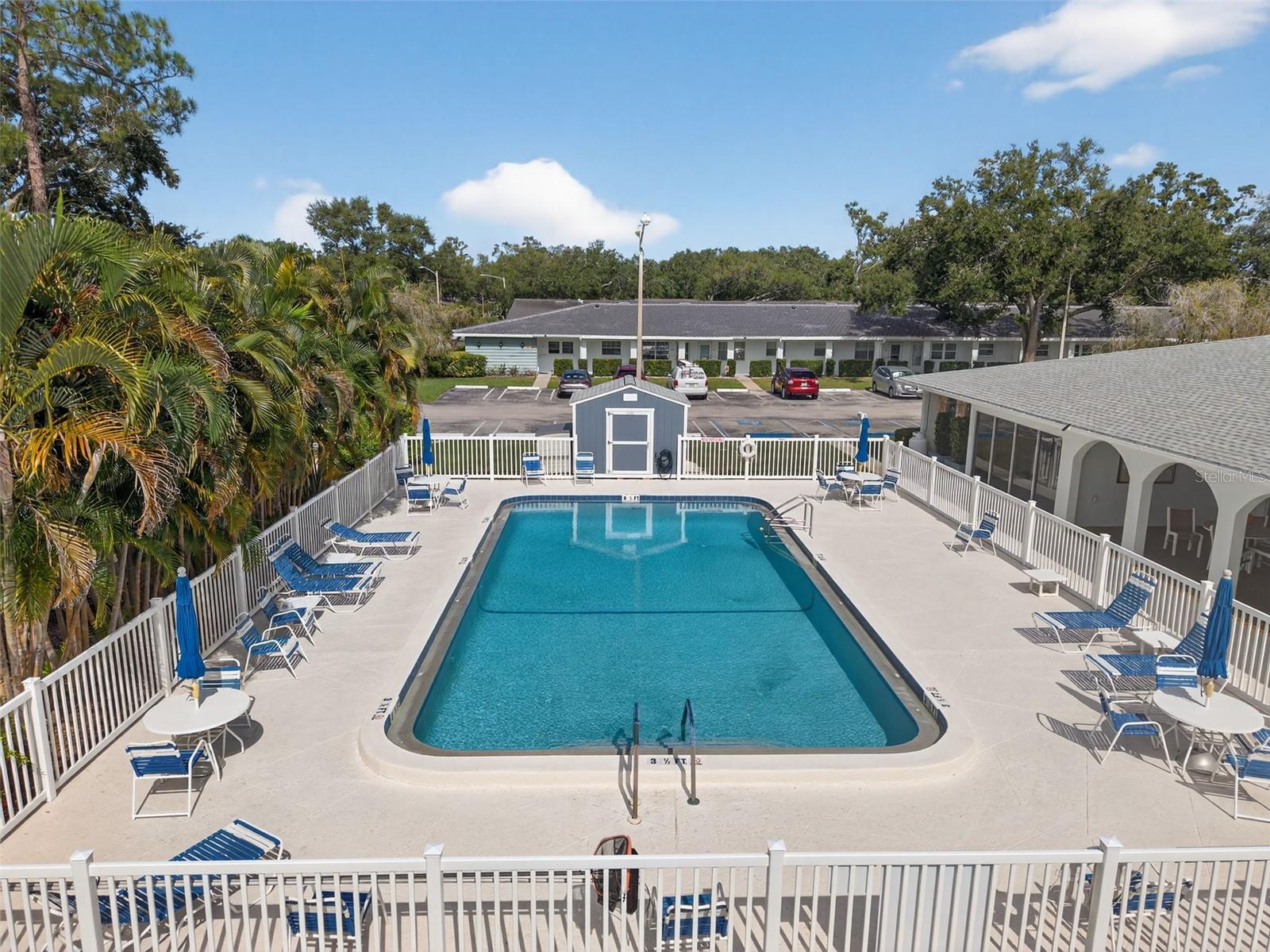 TWIN OAKS APTS - Residential