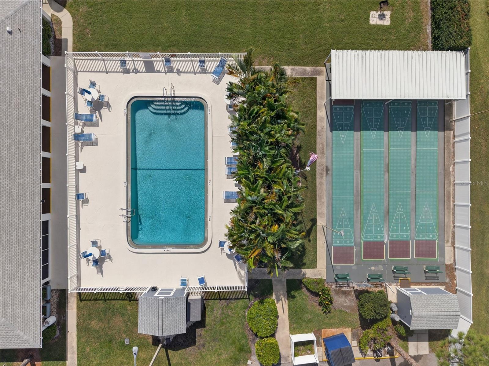 TWIN OAKS APTS - Residential