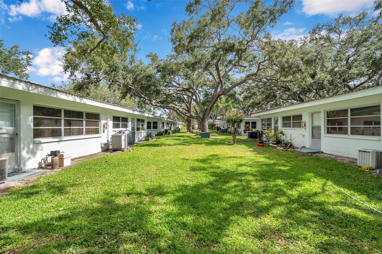 TWIN OAKS APTS - Residential