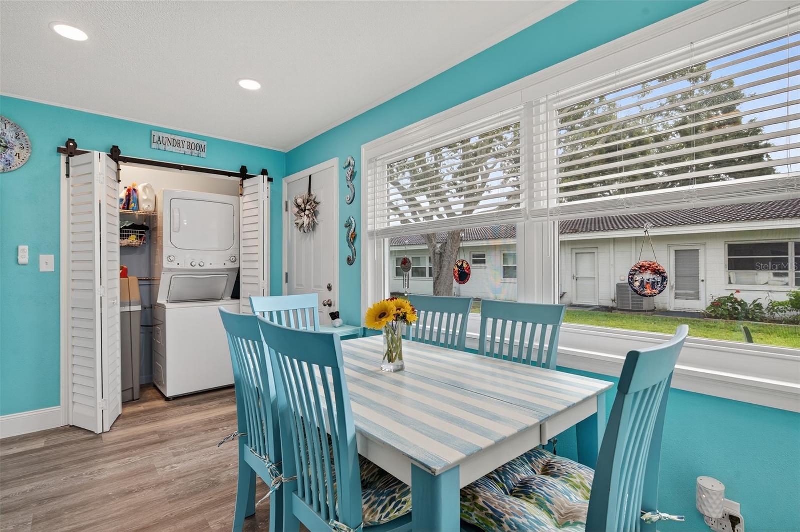 TWIN OAKS APTS - Residential