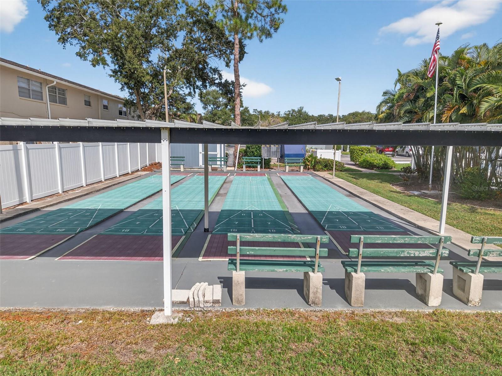 TWIN OAKS APTS - Residential