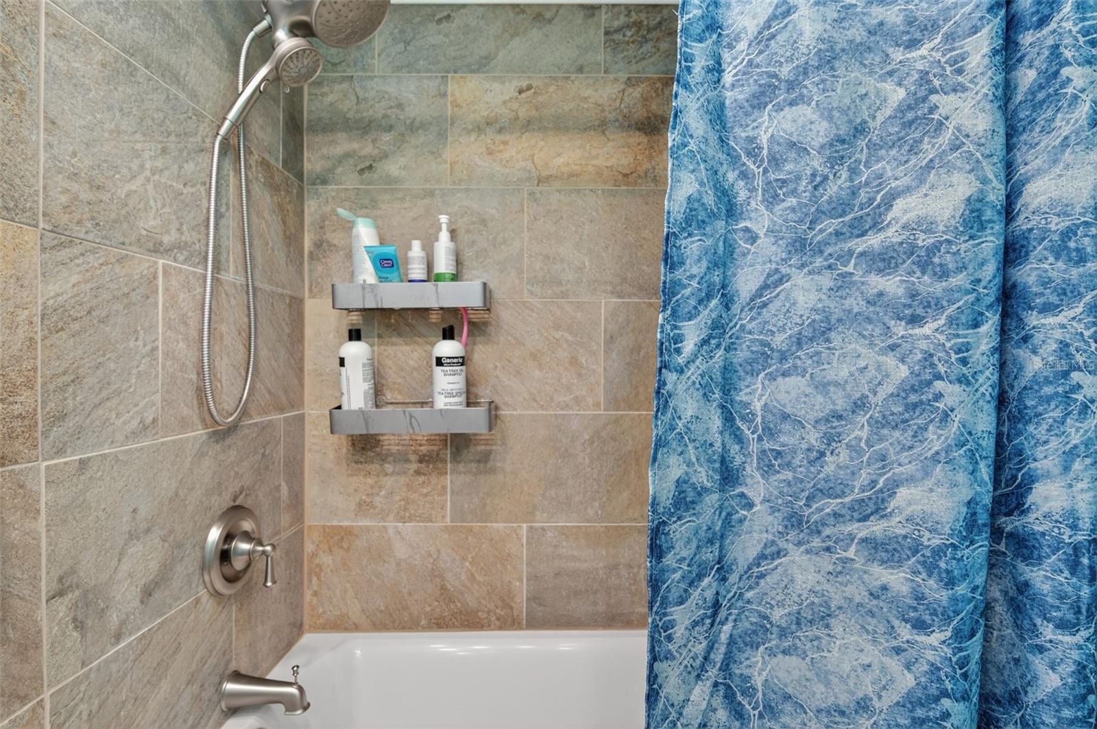 TWIN OAKS APTS - Residential