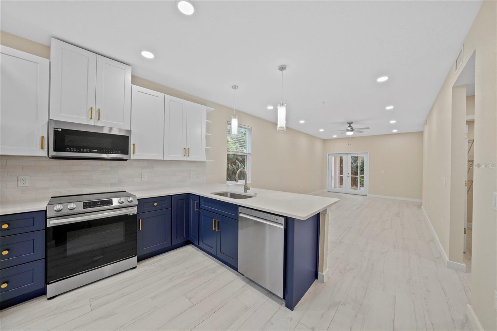 FLORINA ISLE CONDOMINIUM - Residential Lease