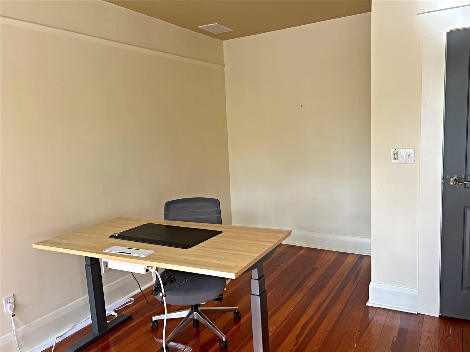 NORTH SUBURB BEAUTIFUL - Commercial Lease