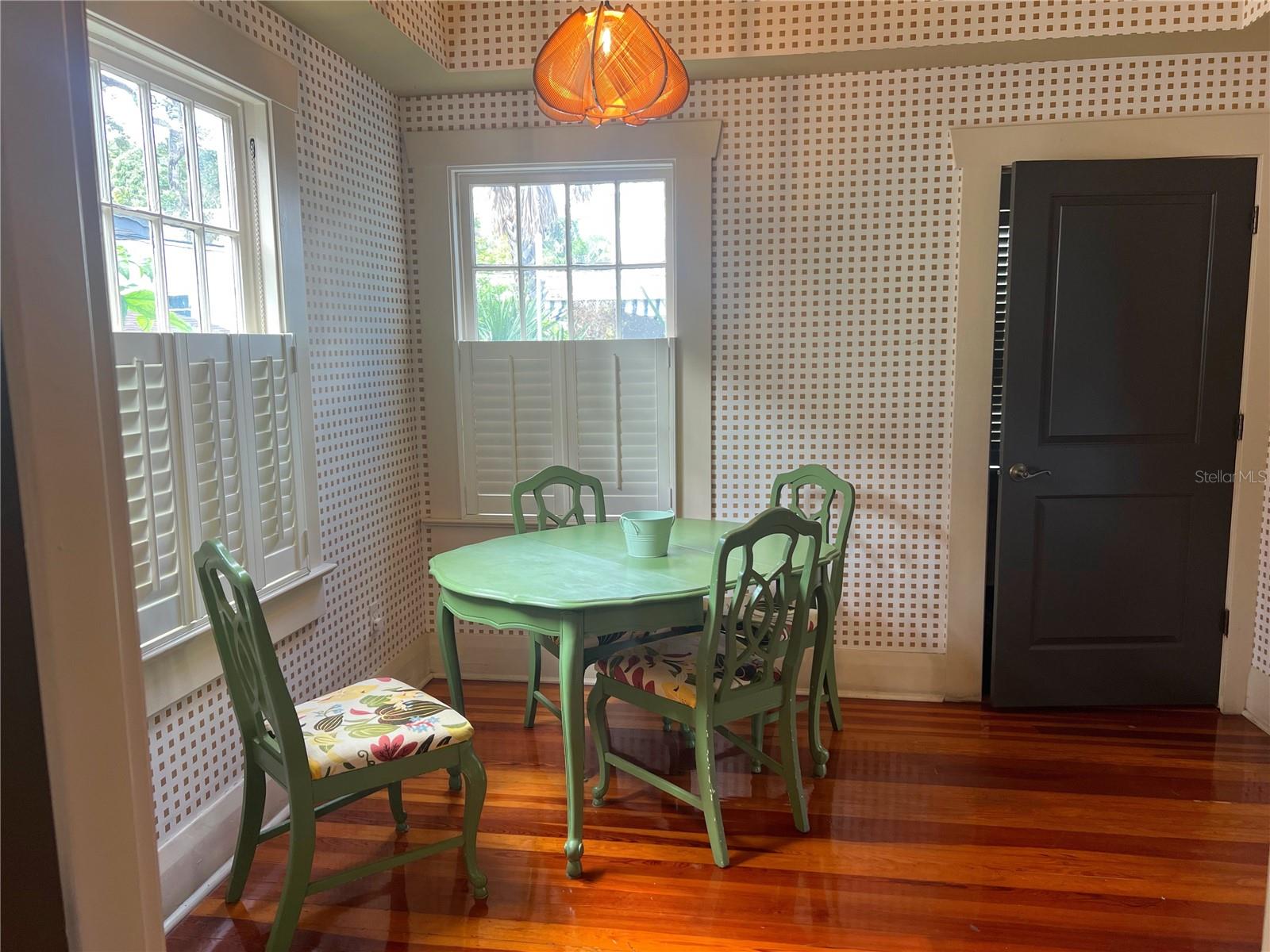 NORTH SUBURB BEAUTIFUL - Commercial Lease