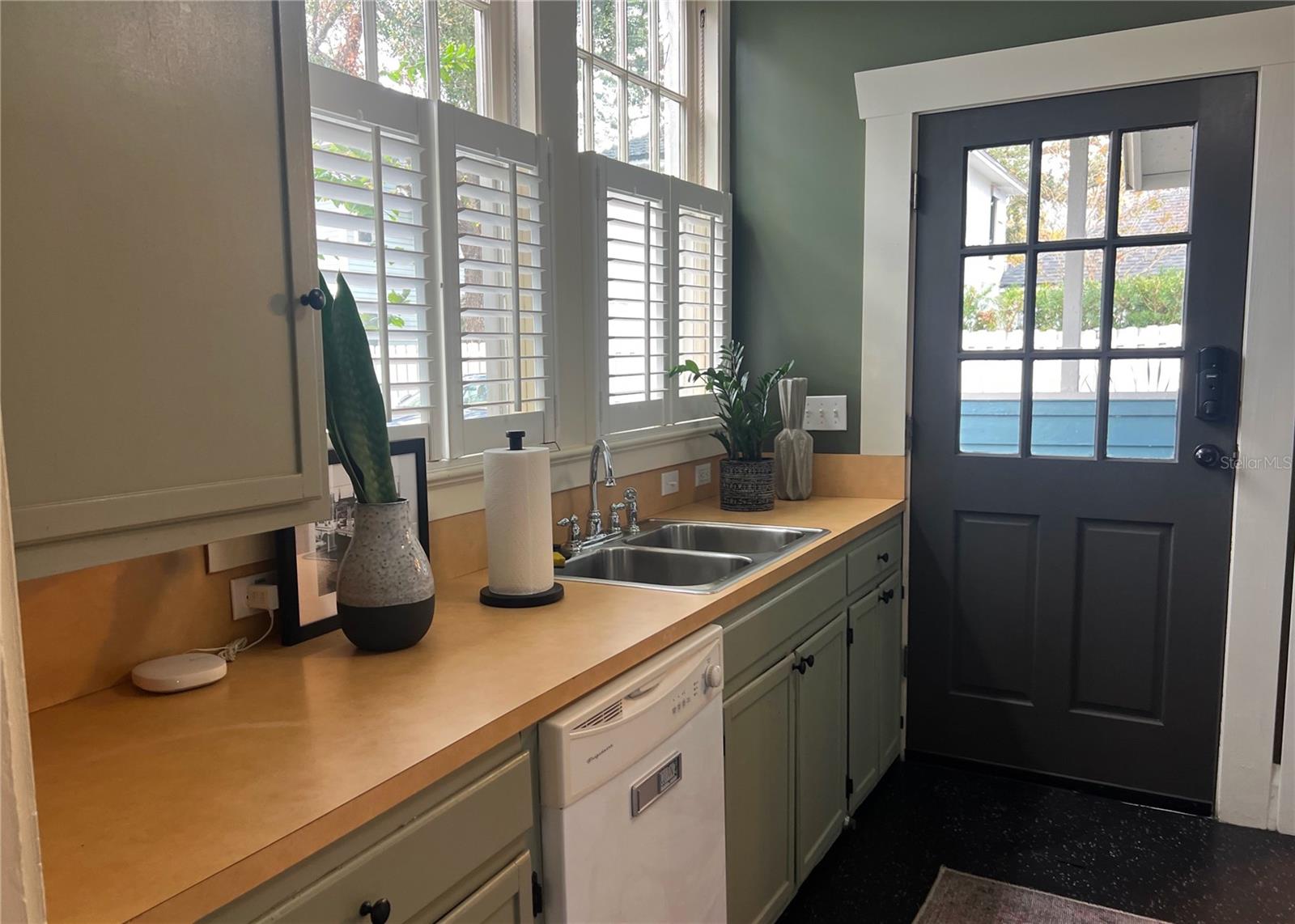 NORTH SUBURB BEAUTIFUL - Commercial Lease