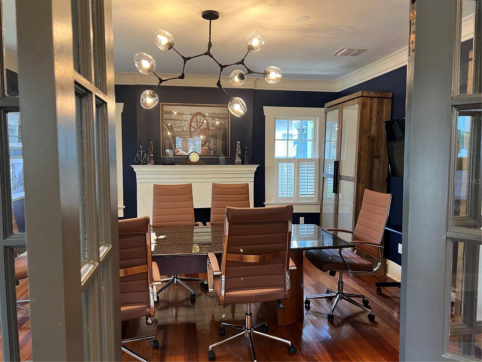 NORTH SUBURB BEAUTIFUL - Commercial Lease