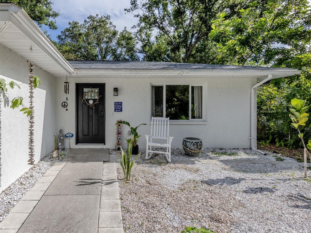 Photo of 829 Groveland Avenue, Venice, FL 34285 (MLS # N6139500)