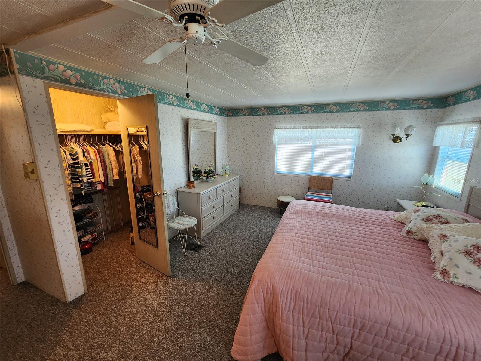 PALM LAKE ESTATES - Residential