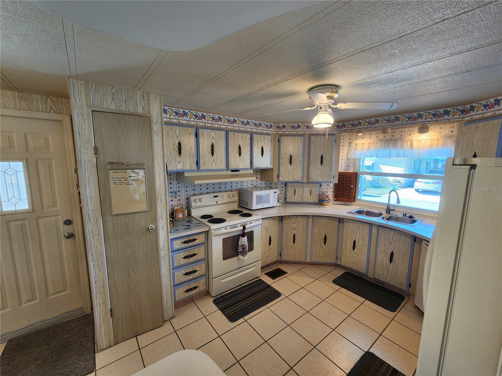 PALM LAKE ESTATES - Residential