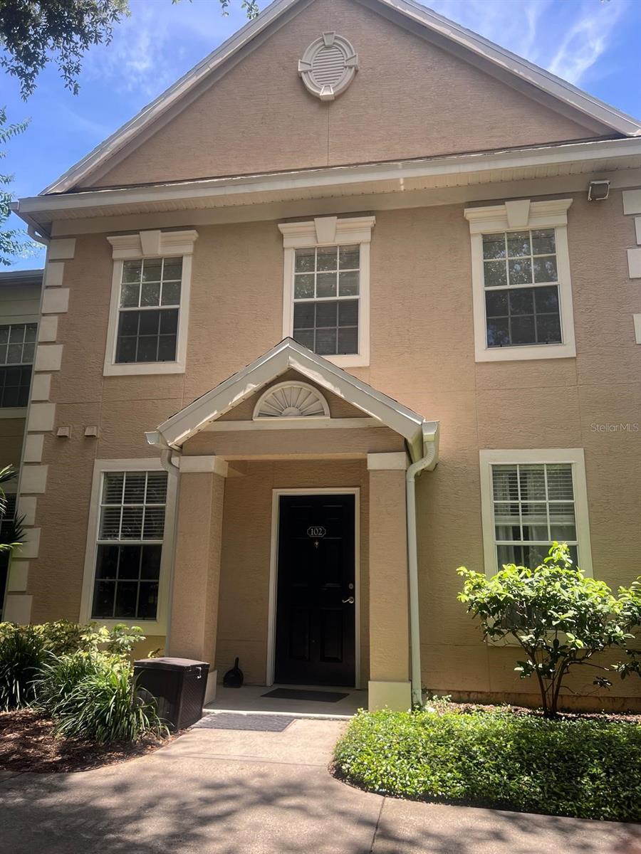 Live in the Heart of Orlando!
Comfortable apartment, featuring 2 spacious bedrooms and 2 full bathrooms, thoughtfully designed to comfort and well-being. Located in a prime area, just minutes from supermarkets, banks, restaurants, and top tourist attractions. Situated in the International Drive area, you'll be just around the corner from SeaWorld, Aquatica, and other world-famous theme parks.
The neighborhood also boasts excellent schools, making it ideal for families or for those looking to rent a property with strong investment potential.