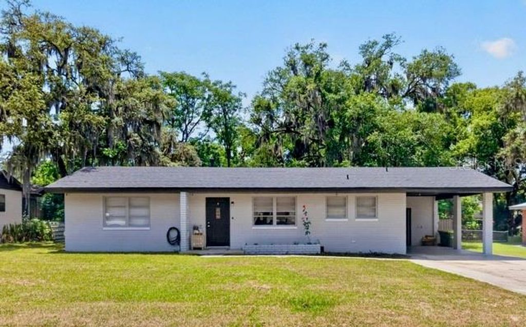 Photo of 2303 Mahoney Avenue, Leesburg, FL 34748 (MLS # O6401053)