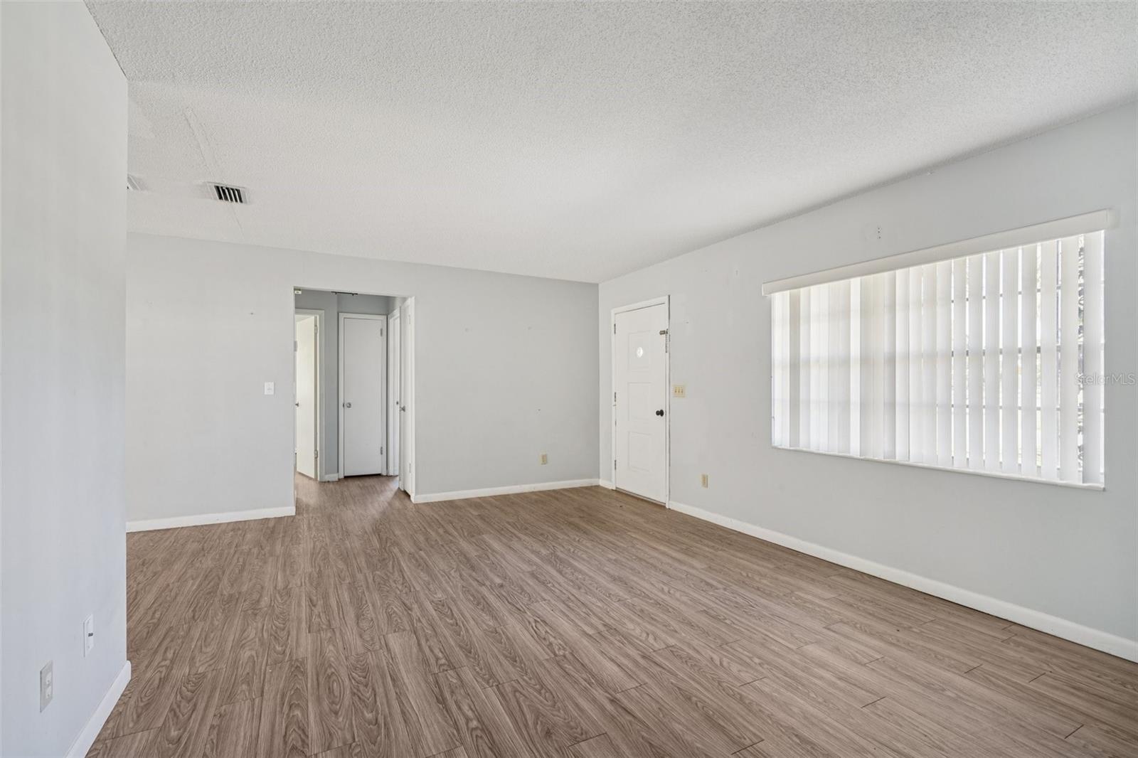 VILLAGE GREEN UNIT 01 - Residential