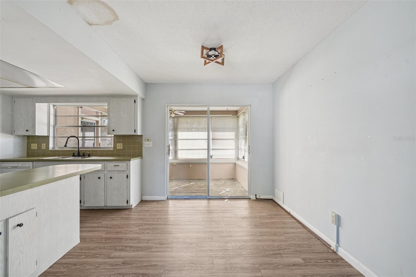 VILLAGE GREEN UNIT 01 - Residential