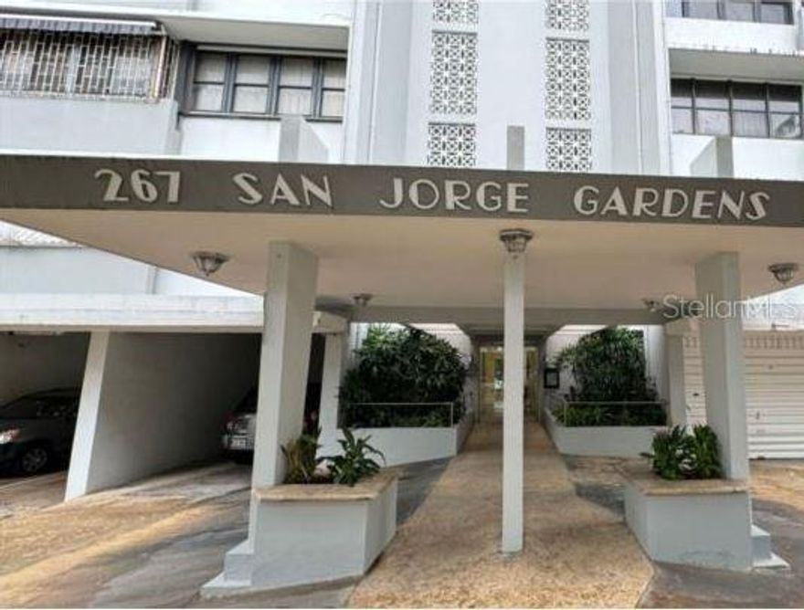 Located in the highly desirable San Jorge Gardens Condominium, this high-floor corner apartment offers privacy, space, and breathtaking panoramic views of the ocean and city. The property features 2 bedrooms (convertible to 3), 2 full bathrooms, a remodeled kitchen, laundry closet, living and dining areas, and one assigned parking space. Being a corner unit, it enjoys cross ventilation and abundant natural light throughout.

Its prime location on the well-known San Jorge Avenue in San Juan provides quick access to Condado, Santurce, Hato Rey, and Old San Juan. Nearby you will find supermarkets, pharmacies, hospitals, restaurants, cafés, schools, and entertainment options. Beautiful beaches and recreational areas are just minutes away.

A unique opportunity to own a spacious apartment with a prime location and unbeatable views in the heart of San Juan.