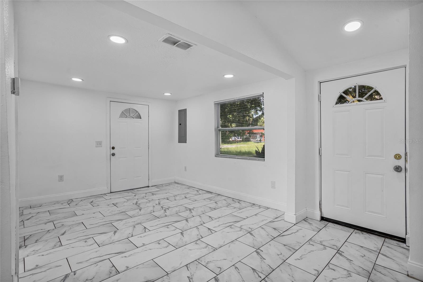 906 CELERY AVENUE