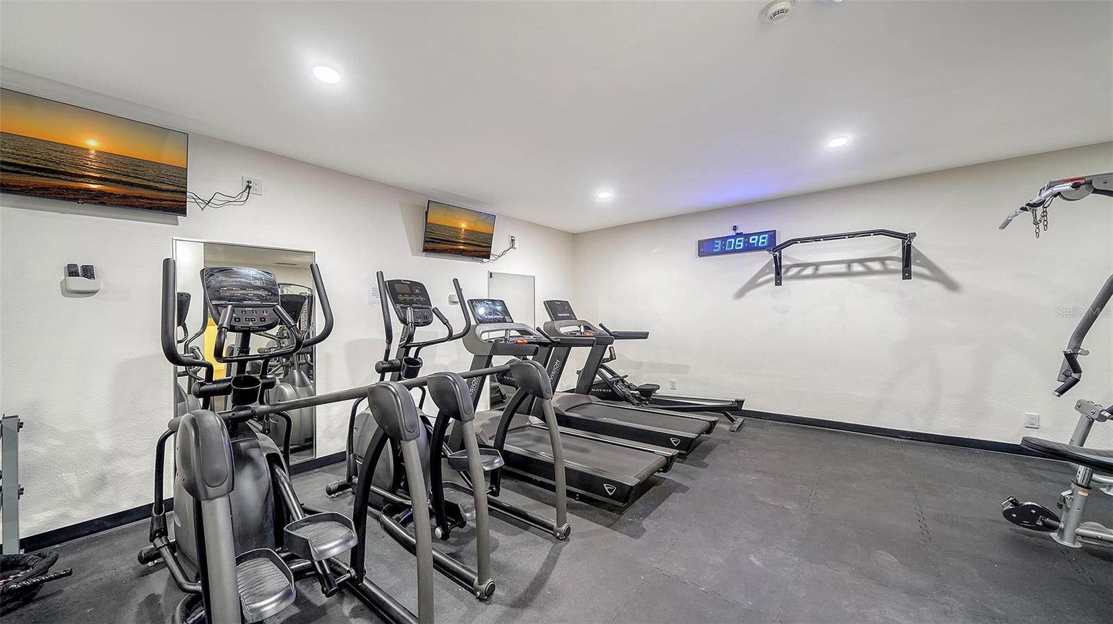 SIESTA TOWERS - Residential Lease