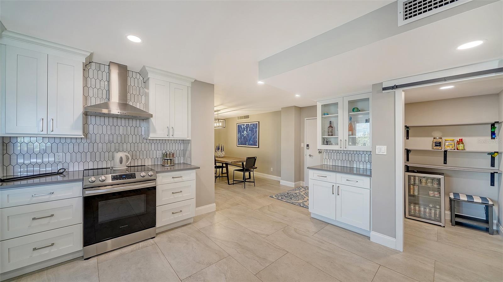 SIESTA TOWERS - Residential Lease