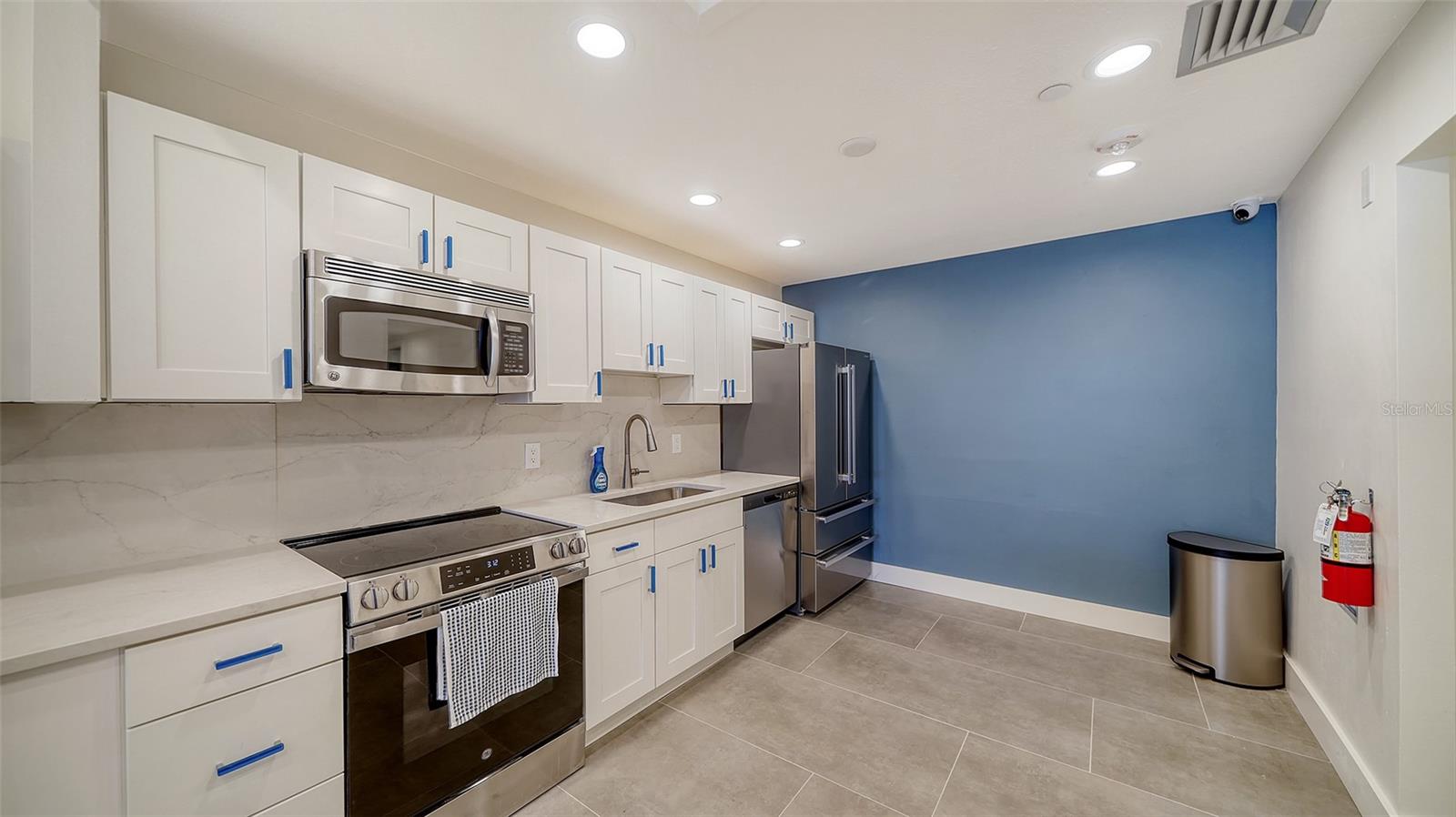 SIESTA TOWERS - Residential Lease