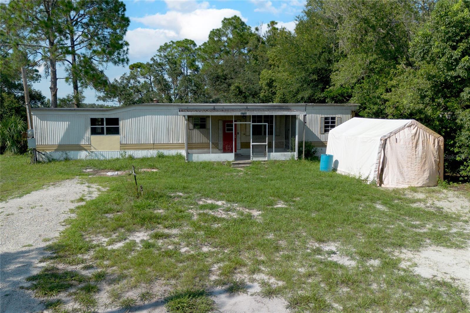 Discover this 2-bedroom, 2-bathroom lakefront mobile home on Lake Crystal, nestled on over half an acre with no HOA. Enjoy peaceful lake views, spacious surroundings, and the freedom of no community restrictions. This property offers excellent potential as a personal retreat, rental, or long-term investment.