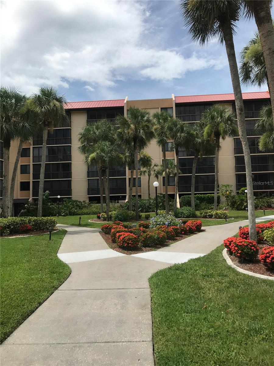 2 BEDROOM, 2 BATHROOM. WASHER AND DRYER INSIDE THE UNIT. THE UNIT IS IN A 3RD FLOOR AND NEAR THE ELEVATOR. CONVENIENTLY LOCATED CLOSE TO SHOPPING AND DINING PLACES, AS WELL AS HOSPITALS AND DOCTORS' OFFICES. THE COMMUNITY OFFERS CLUB HOUSE, SWIMMING POOL, TENNIS COURTS AND BEAUTIFUL GARDENS. SECURED ENTRANCE TO THE BUILDING WITH SPECIAL KEY.