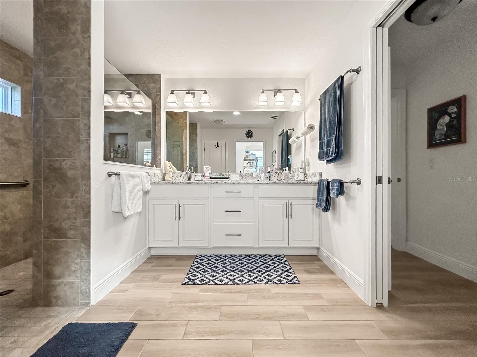 ENCLAVE/LAKESIDE LNDG - Residential