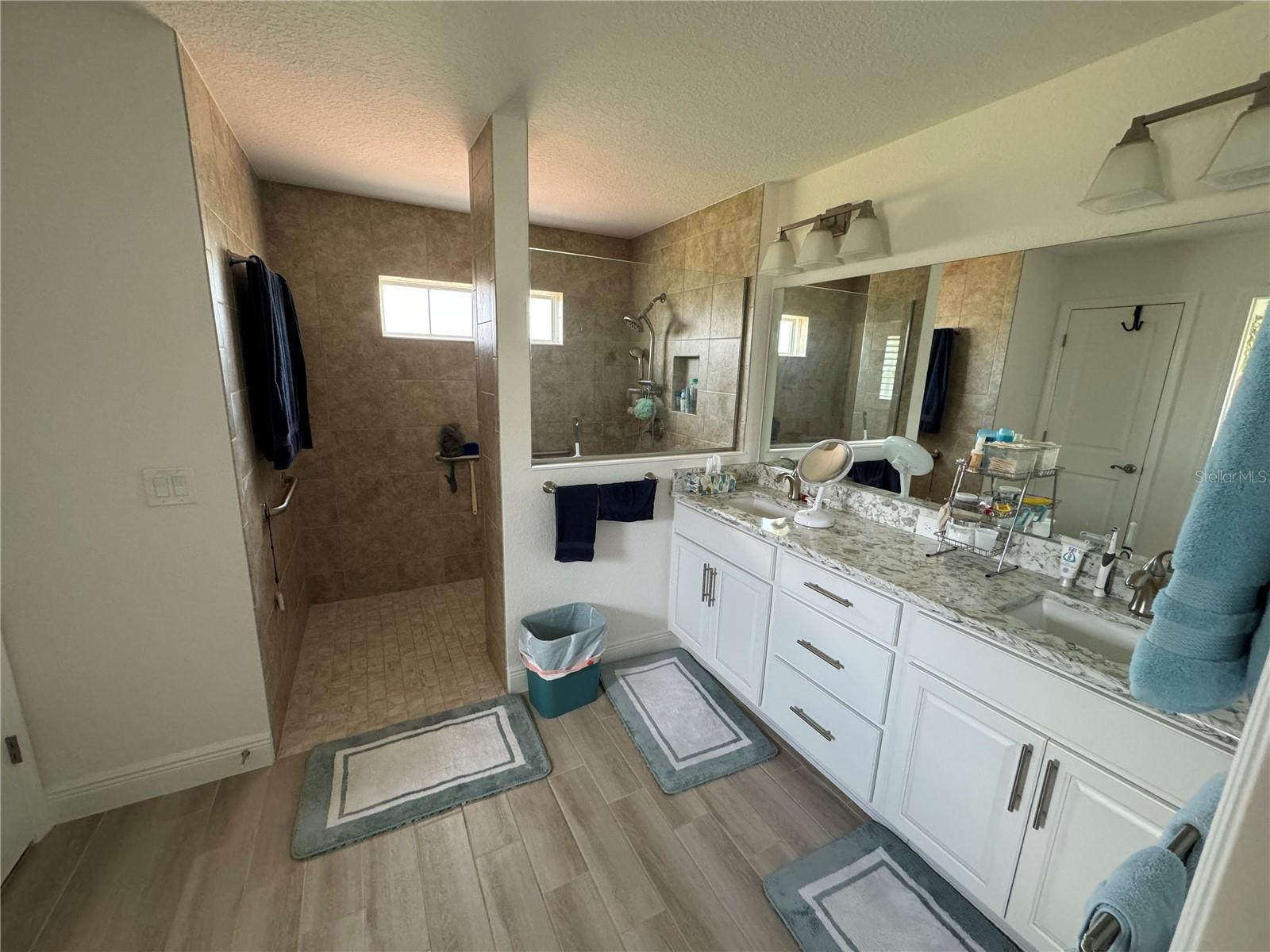 ENCLAVE/LAKESIDE LNDG - Residential