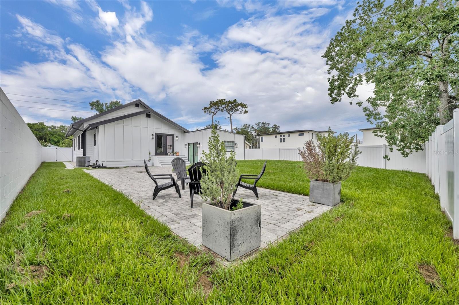 LAWNDALE - Residential