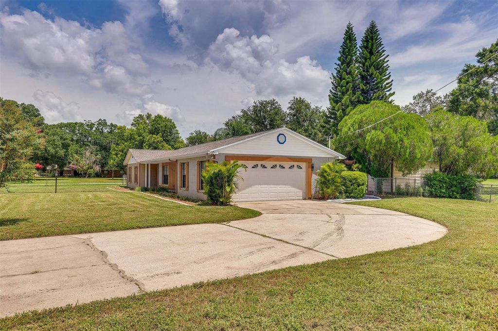 Photo of 920 Lakeview Drive, Wimauma, FL 33598 (MLS # TB8439507)