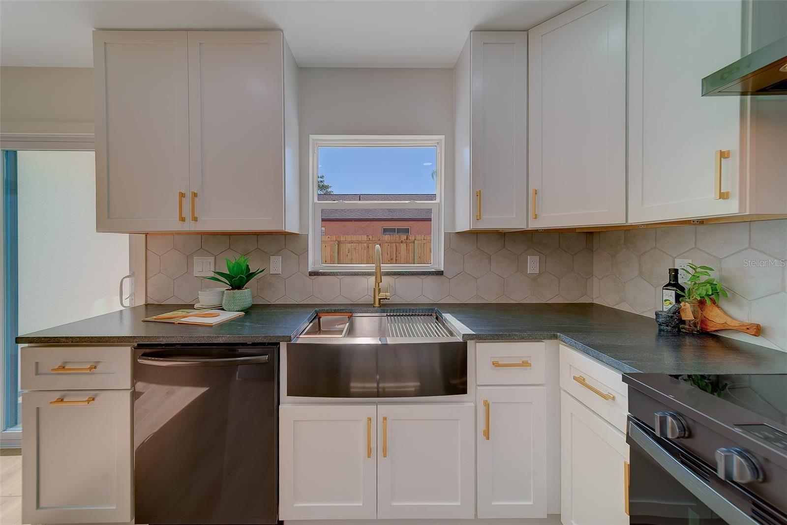 RAVENWOOD MANOR - Residential