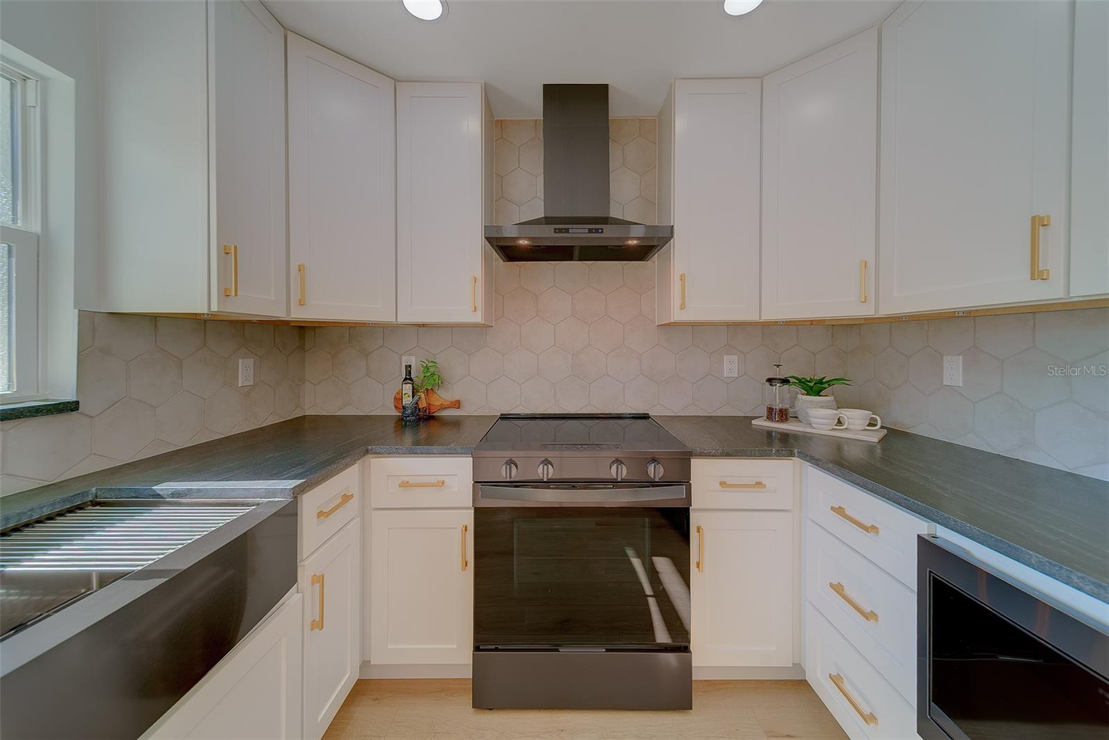 RAVENWOOD MANOR - Residential