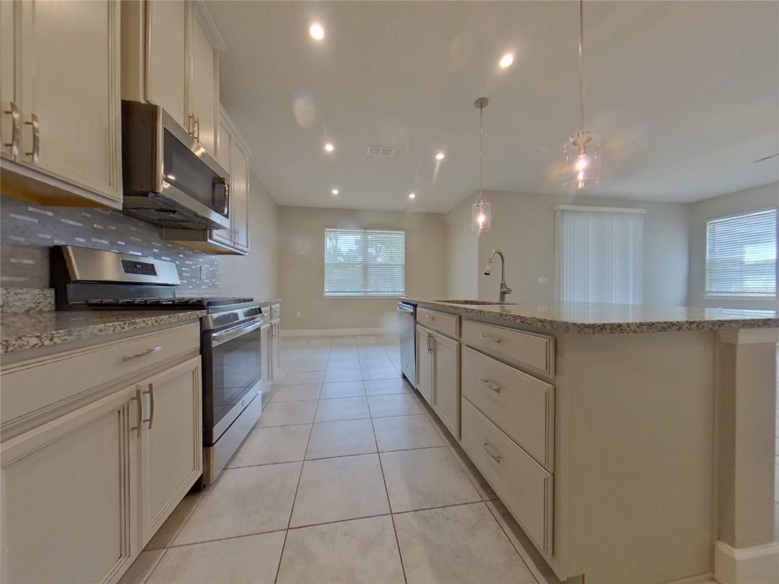 VICTORIA TRLS NORTHWEST 7 PH 2 - Residential Lease