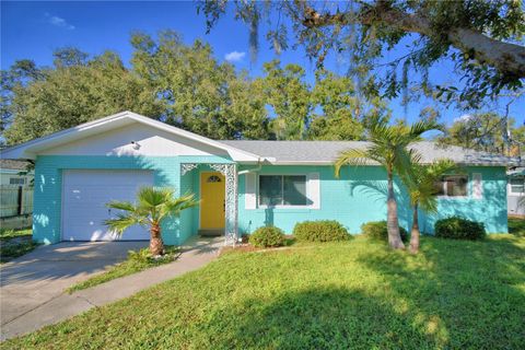 A home in WINTER HAVEN