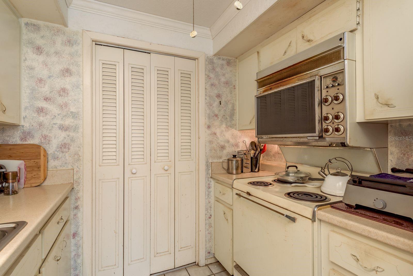 SEVILLE CONDO 11 - Residential