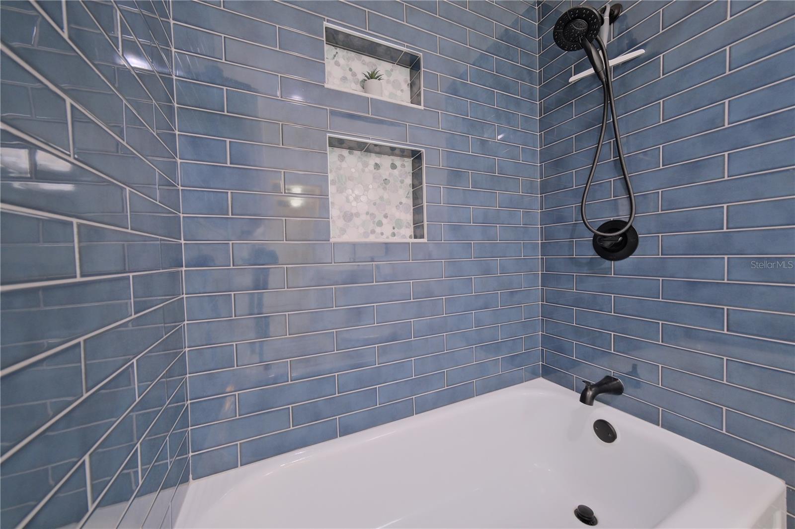 TROPICAL SHORES - Residential