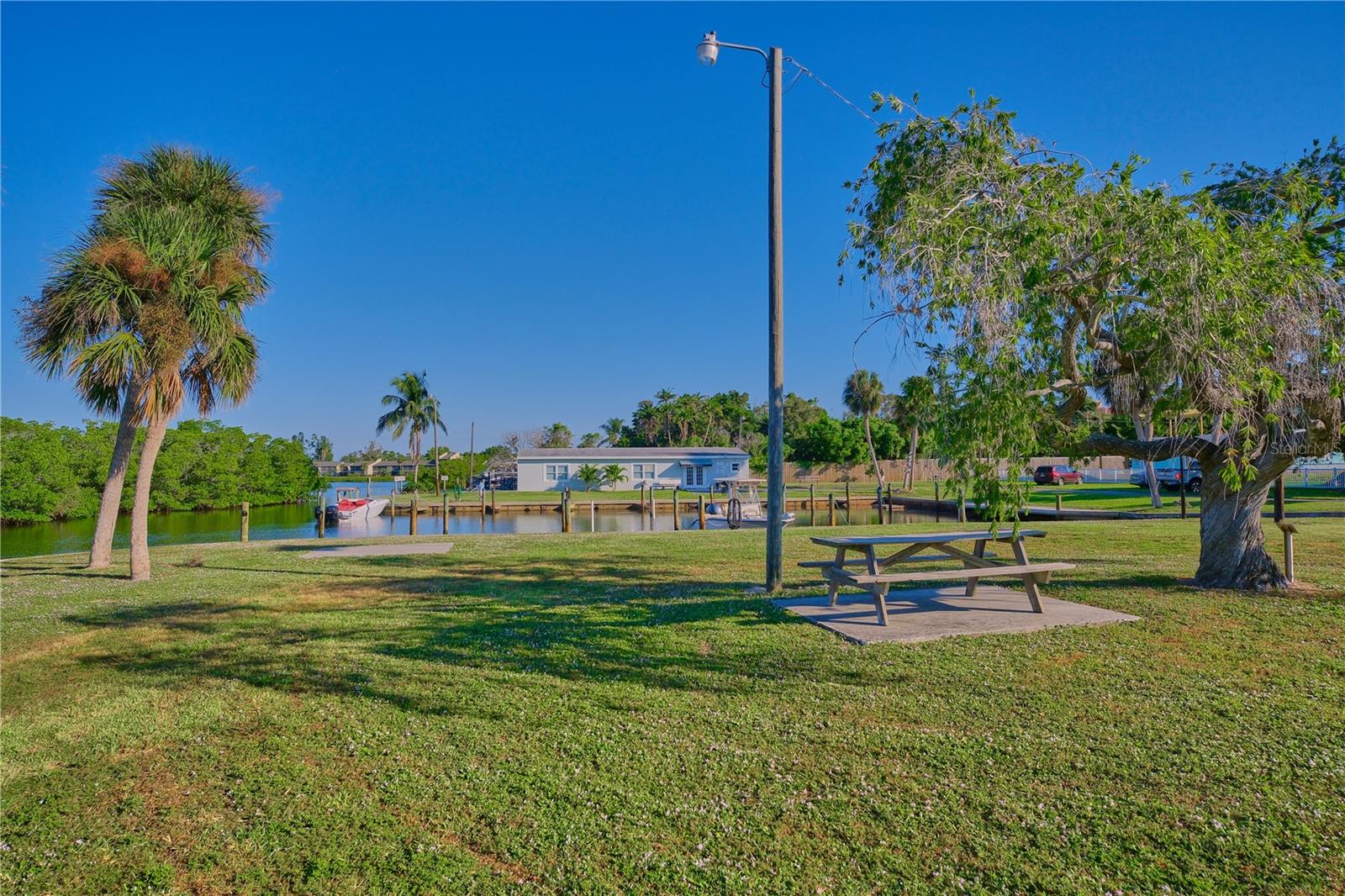 TROPICAL SHORES - Residential