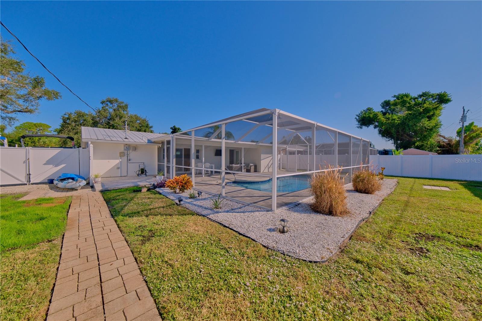 TROPICAL SHORES - Residential