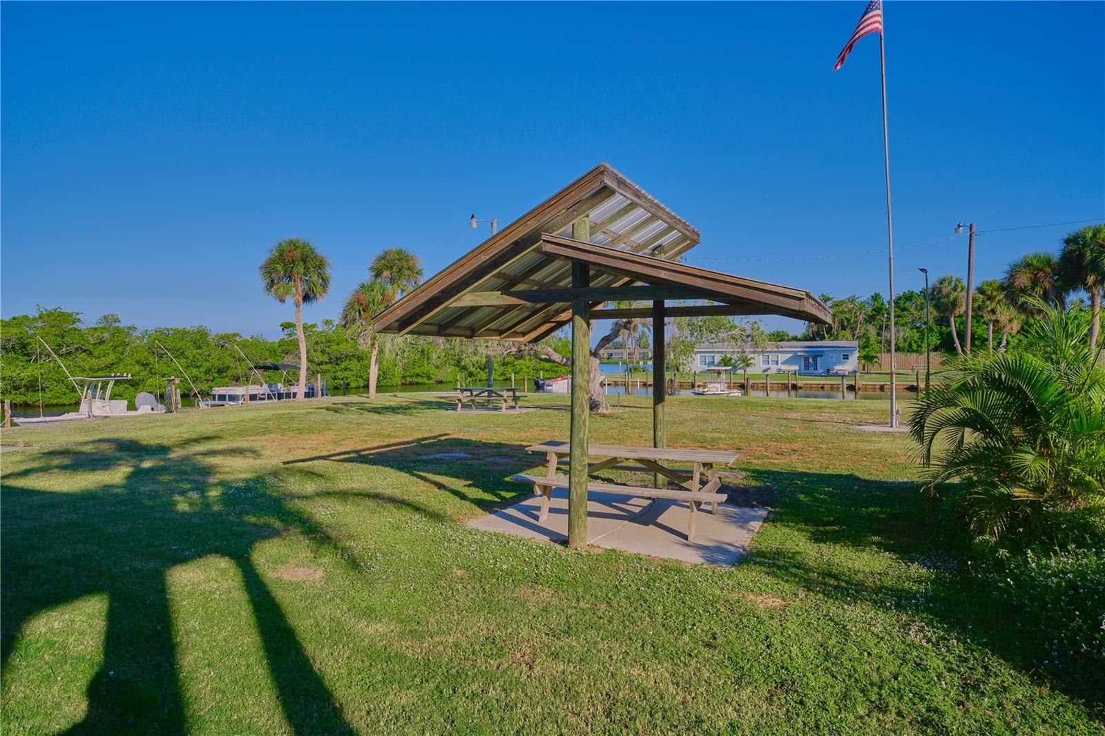 TROPICAL SHORES - Residential