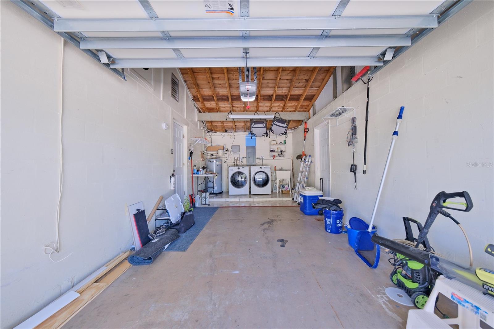 TROPICAL SHORES - Residential