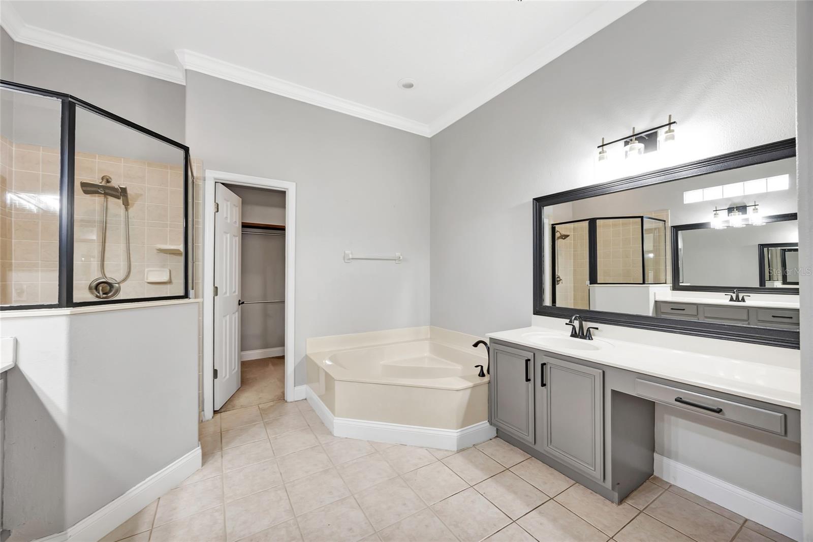 BROOKSTONE 43/47 - Residential